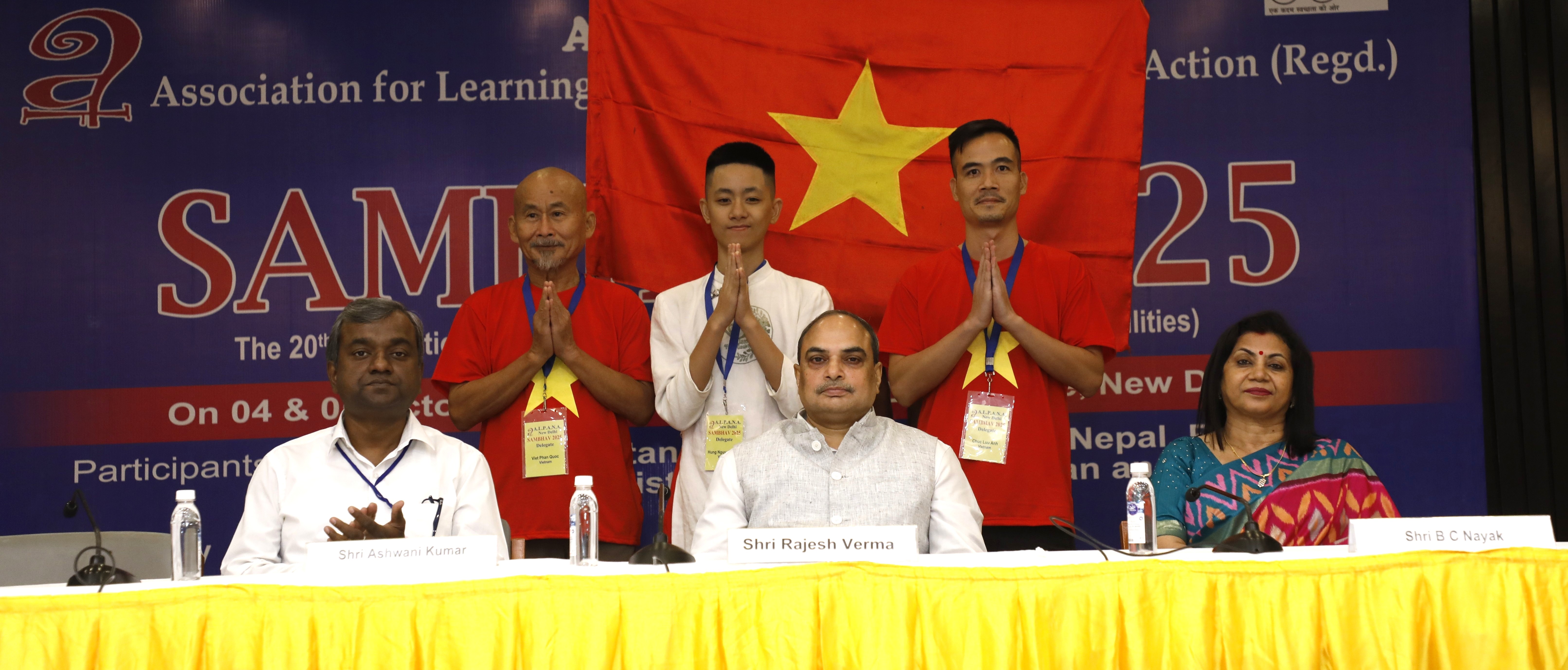 Ng&agrave;y Thế giới Nhận thức về Tự kỷ: Giải tho&aacute;t khỏi g&aacute;nh nặng - H&agrave;nh tr&igrave;nh chuyển h&oacute;a cho những hệ thần kinh đặc th&ugrave;